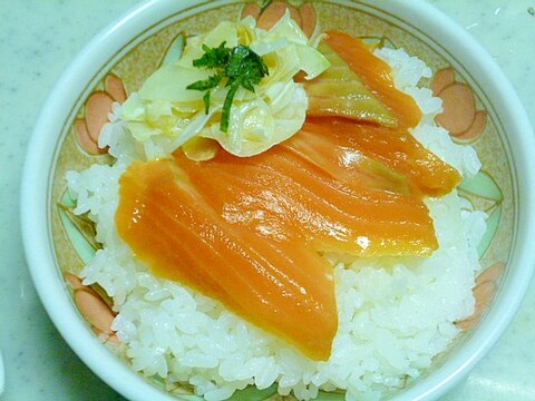 漬けサーモンとオニオンスライスのマヨ和え丼